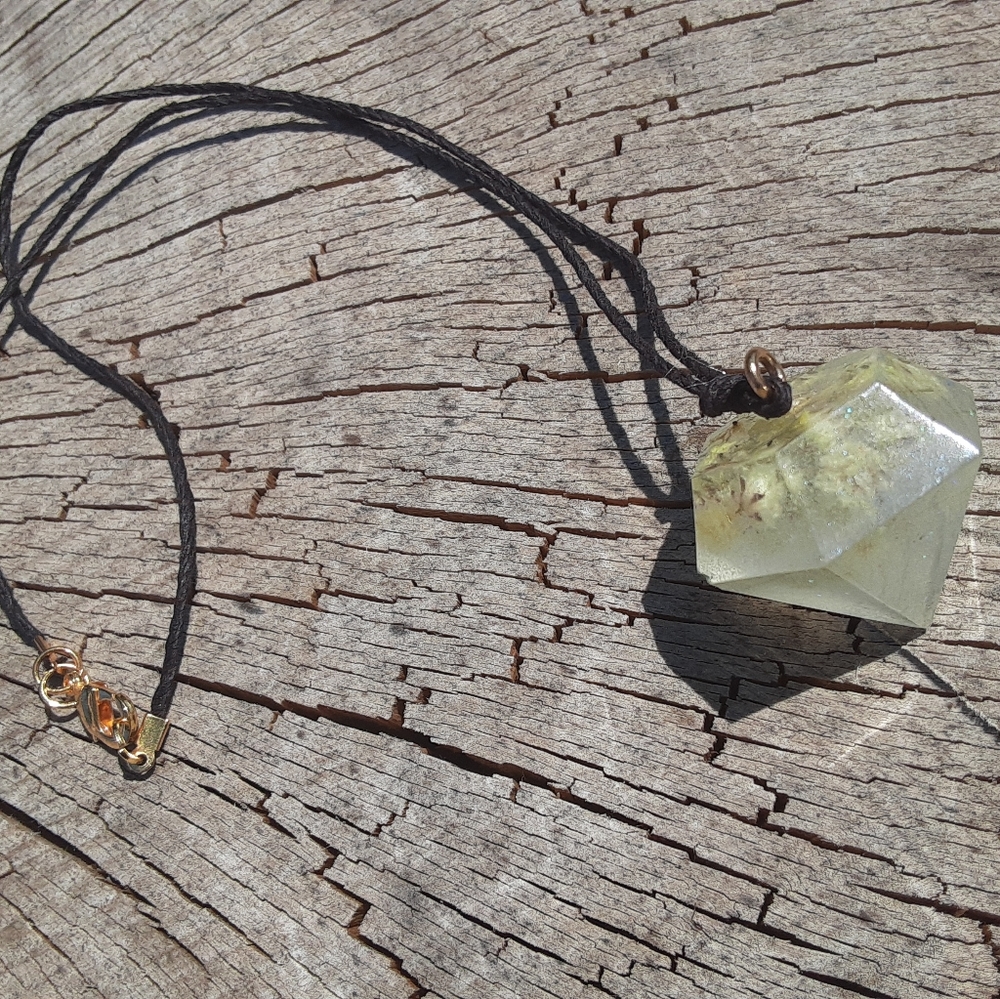Clear/white resin diamond necklace
